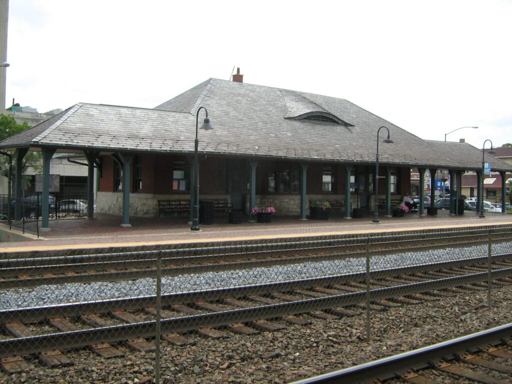 Berwyn Metra station building and platform in Berwyn, Illinois